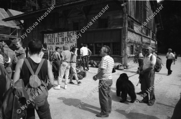 Image of sheet 19870271 photo 3: frtsg. 870270 Besetzung Ballenberg freiluft Museum Diakonissin besucht Besetzer Innen Besucher Innen. Bürgermeister Anderfuhren auf Besuch Lastwagen mit Schutt aus Zürich wird  vor Zürcher Bauernhaus entleert. 'Nieder mit billigem Wohnraum, die Stadt Zürich präsentiert die saubere Lösung. zum Beispiel: HÖSCHGASSE. Kanton Bern
Kind in Brunnen Erwachsene darumherum. Zürich