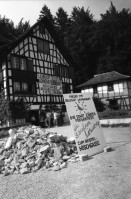 Image of sheet 19870271 photo 33: Besetzung Ballenberg freiluft Museum Diakonissin besucht Besetzer Innen Besucher Innen. Bürgermeister Anderfuhren auf Besuch Lastwagen mit Schutt aus Zürich wird  vor Zürcher Bauernhaus entleert. 'Nieder mit billigem Wohnraum, die Stadt Zürich präsentiert die saubere Lösung. zum Beispiel: HÖSCHGASSE. Kanton Bern