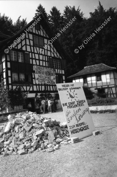 Image of sheet 19870271 photo 33: Besetzung Ballenberg freiluft Museum Diakonissin besucht Besetzer Innen Besucher Innen. Bürgermeister Anderfuhren auf Besuch Lastwagen mit Schutt aus Zürich wird  vor Zürcher Bauernhaus entleert. 'Nieder mit billigem Wohnraum, die Stadt Zürich präsentiert die saubere Lösung. zum Beispiel: HÖSCHGASSE. Kanton Bern