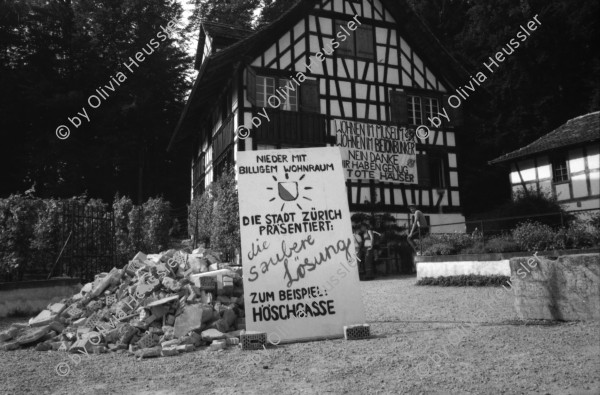 Image of sheet 19870271 photo 34: frtsg. 870270 Besetzung Ballenberg freiluft Museum Diakonissin besucht Besetzer Innen Besucher Innen. Bürgermeister Anderfuhren auf Besuch Lastwagen mit Schutt aus Zürich wird  vor Zürcher Bauernhaus entleert. 'Nieder mit billigem Wohnraum, die Stadt Zürich präsentiert die saubere Lösung. zum Beispiel: HÖSCHGASSE. Kanton Bern
Kind in Brunnen Erwachsene darumherum. Zürich