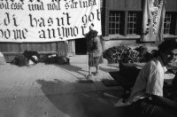 Image of sheet 19870271 photo 37: frtsg. 870270 Besetzung Ballenberg freiluft Museum Diakonissin besucht Besetzer Innen Besucher Innen. Bürgermeister Anderfuhren auf Besuch Lastwagen mit Schutt aus Zürich wird  vor Zürcher Bauernhaus entleert. 'Nieder mit billigem Wohnraum, die Stadt Zürich präsentiert die saubere Lösung. zum Beispiel: HÖSCHGASSE. Kanton Bern
Kind in Brunnen Erwachsene darumherum. Zürich