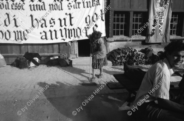 Image of sheet 19870271 photo 37: frtsg. 870270 Besetzung Ballenberg freiluft Museum Diakonissin besucht Besetzer Innen Besucher Innen. Bürgermeister Anderfuhren auf Besuch Lastwagen mit Schutt aus Zürich wird  vor Zürcher Bauernhaus entleert. 'Nieder mit billigem Wohnraum, die Stadt Zürich präsentiert die saubere Lösung. zum Beispiel: HÖSCHGASSE. Kanton Bern
Kind in Brunnen Erwachsene darumherum. Zürich