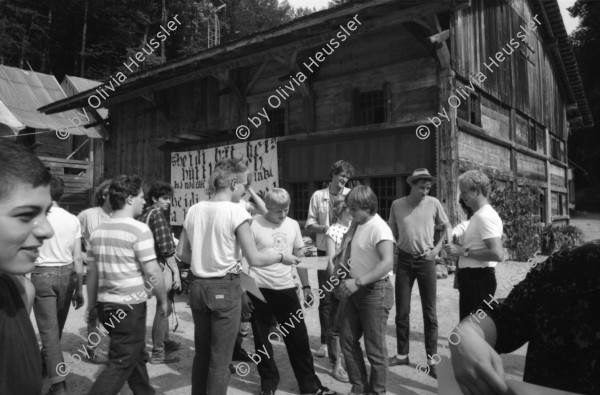 Image of sheet 19870271 photo 5: frtsg. 870270 Besetzung Ballenberg freiluft Museum Diakonissin besucht Besetzer Innen Besucher Innen. Bürgermeister Anderfuhren auf Besuch Lastwagen mit Schutt aus Zürich wird  vor Zürcher Bauernhaus entleert. 'Nieder mit billigem Wohnraum, die Stadt Zürich präsentiert die saubere Lösung. zum Beispiel: HÖSCHGASSE. Kanton Bern
Kind in Brunnen Erwachsene darumherum. Zürich