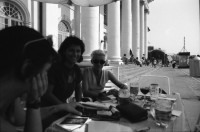 Image of sheet 19870280 photo 15: Besuch mit Grafikklasse ZHDK an der Documenta in Kassel. mit Ilia Vasella,  Gabi, Iren Vögeli, Laurent Goei, Tobias Eugster, Daniela Venegoni. Thomas. Lehrer Ossi ( Video Skulptur von Fabrizio Plossis Materia Prima. in Farbe.) Motorräder verschwinden in Erde. Gemalte Pissoir in Unterführung. Plakate an Hausmauern. Schweiz Deutschland Germany 1987