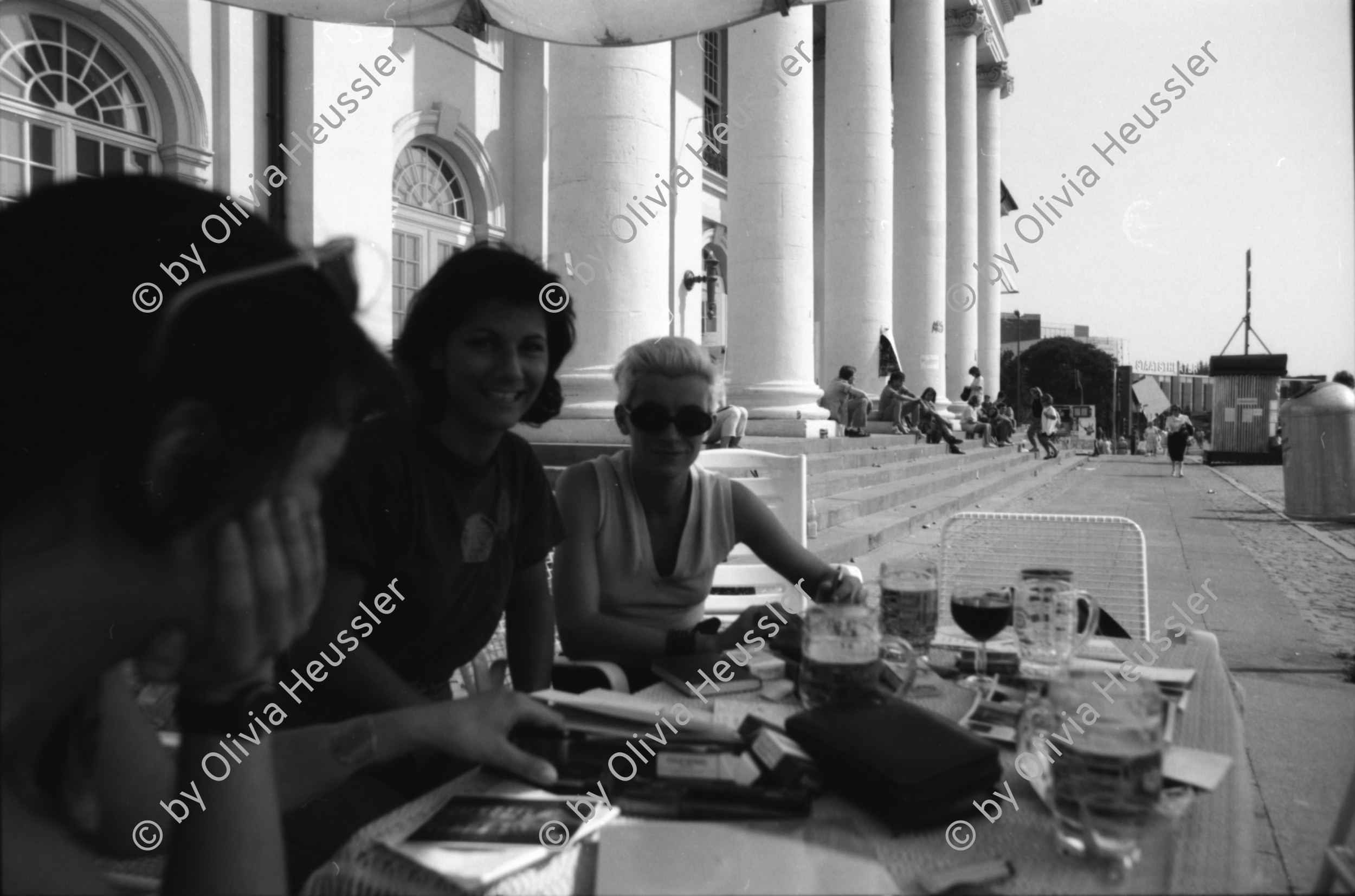 Image of sheet 19870280 photo 15: Besuch mit Grafikklasse ZHDK an der Documenta in Kassel. mit Ilia Vasella,  Gabi, Iren Vögeli, Laurent Goei, Tobias Eugster, Daniela Venegoni. Thomas. Lehrer Ossi ( Video Skulptur von Fabrizio Plossis Materia Prima. in Farbe.) Motorräder verschwinden in Erde. Gemalte Pissoir in Unterführung. Plakate an Hausmauern. Schweiz Deutschland Germany 1987