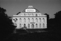Image of sheet 19870280 photo 21: Besuch mit Grafikklasse ZHDK an der Documenta in Kassel. mit Ilia Vasella,  Gabi, Iren Vögeli, Laurent Goei, Tobias Eugster, Daniela Venegoni. Thomas. Lehrer Ossi ( Video Skulptur von Fabrizio Plossis Materia Prima. in Farbe.) Motorräder verschwinden in Erde. Gemalte Pissoir in Unterführung. Plakate an Hausmauern. Schweiz Deutschland Germany 1987