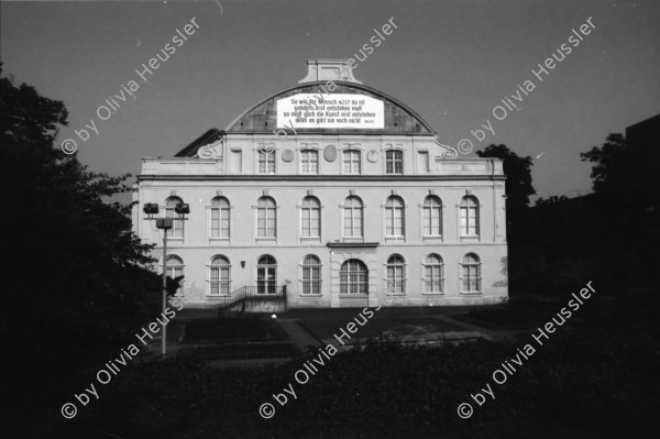 Image of sheet 19870280 photo 21: Besuch mit Grafikklasse ZHDK an der Documenta in Kassel. mit Ilia Vasella,  Gabi, Iren Vögeli, Laurent Goei, Tobias Eugster, Daniela Venegoni. Thomas. Lehrer Ossi ( Video Skulptur von Fabrizio Plossis Materia Prima. in Farbe.) Motorräder verschwinden in Erde. Gemalte Pissoir in Unterführung. Plakate an Hausmauern. Schweiz Deutschland Germany 1987