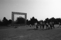 Image of sheet 19870280 photo 22: Besuch mit Grafikklasse ZHDK an der Documenta in Kassel. mit Ilia Vasella,  Gabi, Iren Vögeli, Laurent Goei, Tobias Eugster, Daniela Venegoni. Thomas. Lehrer Ossi ( Video Skulptur von Fabrizio Plossis Materia Prima. in Farbe.) Motorräder verschwinden in Erde. Gemalte Pissoir in Unterführung. Plakate an Hausmauern. Schweiz Deutschland Germany 1987