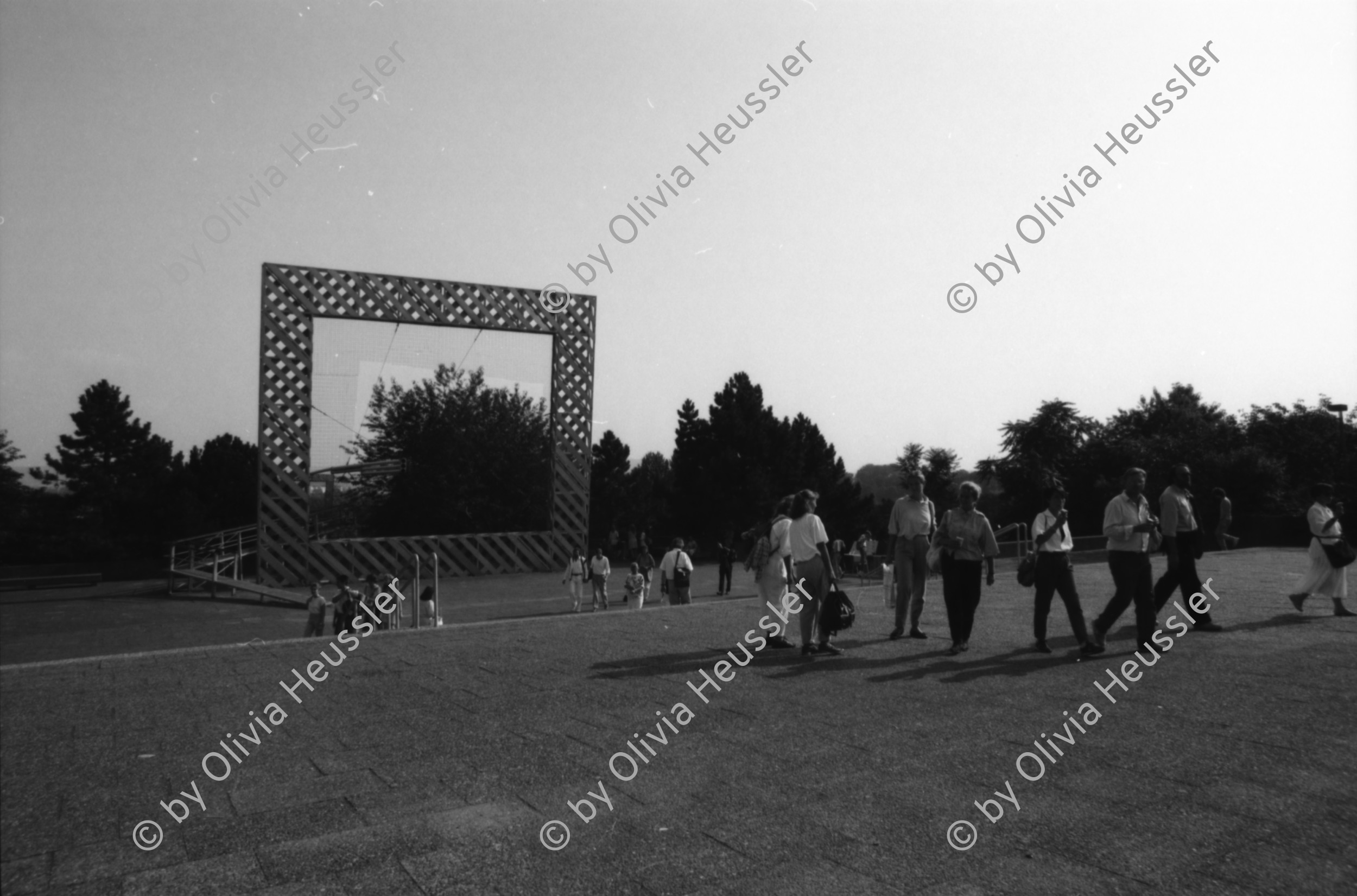 Image of sheet 19870280 photo 22: Besuch mit Grafikklasse ZHDK an der Documenta in Kassel. mit Ilia Vasella,  Gabi, Iren Vögeli, Laurent Goei, Tobias Eugster, Daniela Venegoni. Thomas. Lehrer Ossi ( Video Skulptur von Fabrizio Plossis Materia Prima. in Farbe.) Motorräder verschwinden in Erde. Gemalte Pissoir in Unterführung. Plakate an Hausmauern. Schweiz Deutschland Germany 1987