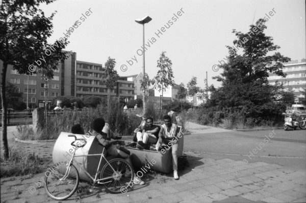 Image of sheet 19870280 photo 25: Besuch mit Grafikklasse ZHDK an der Documenta in Kassel. mit Ilia Vasella,  Gabi, Iren Vögeli, Laurent Goei, Tobias Eugster, Daniela Venegoni. Thomas. Lehrer Ossi ( Video Skulptur von Fabrizio Plossis Materia Prima. in Farbe.) Motorräder verschwinden in Erde. Gemalte Pissoir in Unterführung. Plakate an Hausmauern. Schweiz Deutschland Germany 1987