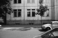 Image of sheet 19870280 photo 26: Besuch mit Grafikklasse ZHDK an der Documenta in Kassel. mit Ilia Vasella,  Gabi, Iren Vögeli, Laurent Goei, Tobias Eugster, Daniela Venegoni. Thomas. Lehrer Ossi ( Video Skulptur von Fabrizio Plossis Materia Prima. in Farbe.) Motorräder verschwinden in Erde. Gemalte Pissoir in Unterführung. Plakate an Hausmauern. Schweiz Deutschland Germany 1987