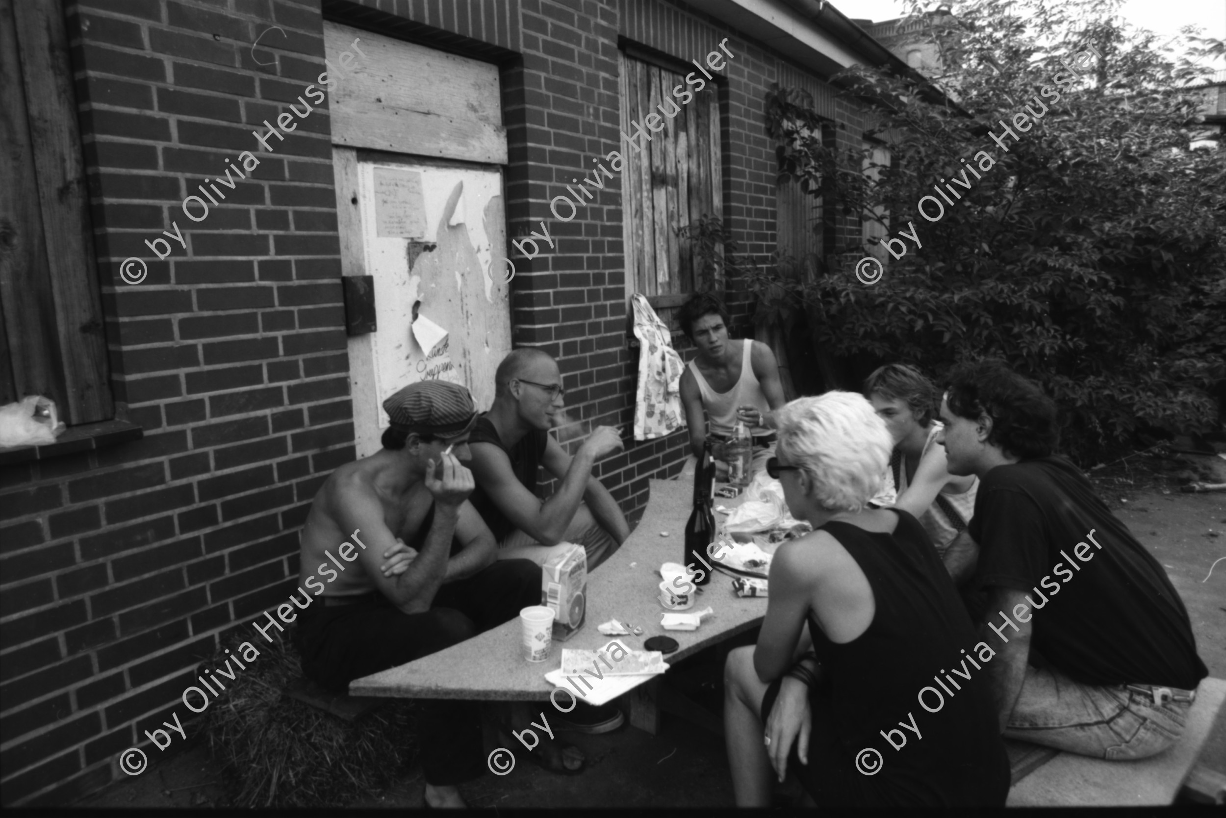 Image of sheet 19870280 photo 29: Besuch mit Grafikklasse ZHDK an der Documenta in Kassel 1987.

 mit Ilia Vasella,  Gabi, Iren Vögeli, Laurent Goei, Tobias Eugster, Daniela Venegoni. Thomas. Lehrer Ossi