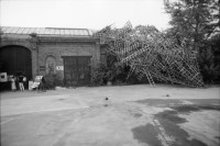 Image of sheet 19870280 photo 31: Besuch mit Grafikklasse ZHDK an der Documenta in Kassel. mit Ilia Vasella,  Gabi, Iren Vögeli, Laurent Goei, Tobias Eugster, Daniela Venegoni. Thomas. Lehrer Ossi ( Video Skulptur von Fabrizio Plossis Materia Prima. in Farbe.) Motorräder verschwinden in Erde. Gemalte Pissoir in Unterführung. Plakate an Hausmauern. Schweiz Deutschland Germany 1987
