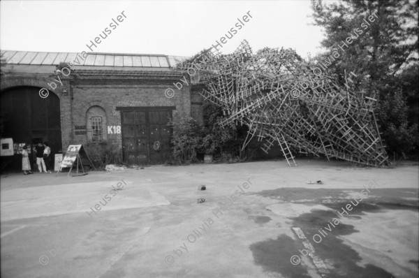 Image of sheet 19870280 photo 31: Besuch mit Grafikklasse ZHDK an der Documenta in Kassel. mit Ilia Vasella,  Gabi, Iren Vögeli, Laurent Goei, Tobias Eugster, Daniela Venegoni. Thomas. Lehrer Ossi ( Video Skulptur von Fabrizio Plossis Materia Prima. in Farbe.) Motorräder verschwinden in Erde. Gemalte Pissoir in Unterführung. Plakate an Hausmauern. Schweiz Deutschland Germany 1987