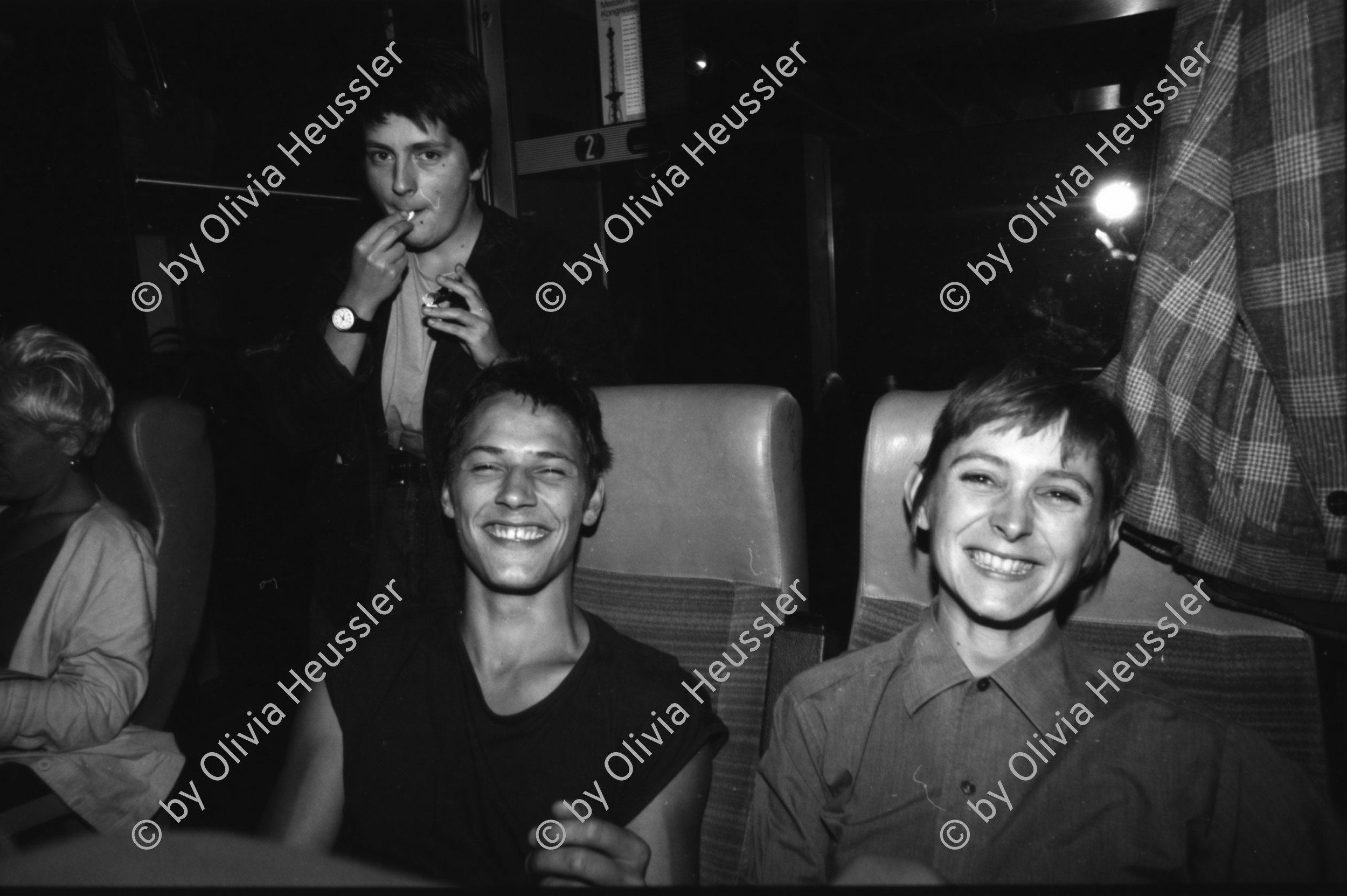 Image of sheet 19870280 photo 36: Besuch mit Grafikklasse ZHDK an der Documenta in Kassel. mit Ilia Vasella,  Gabi, Iren Vögeli, Laurent Goei, Tobias Eugster, Daniela Venegoni. Thomas. Lehrer Ossi ( Video Skulptur von Fabrizio Plossis Materia Prima. in Farbe.) Motorräder verschwinden in Erde. Gemalte Pissoir in Unterführung. Plakate an Hausmauern. Schweiz Deutschland Germany 1987