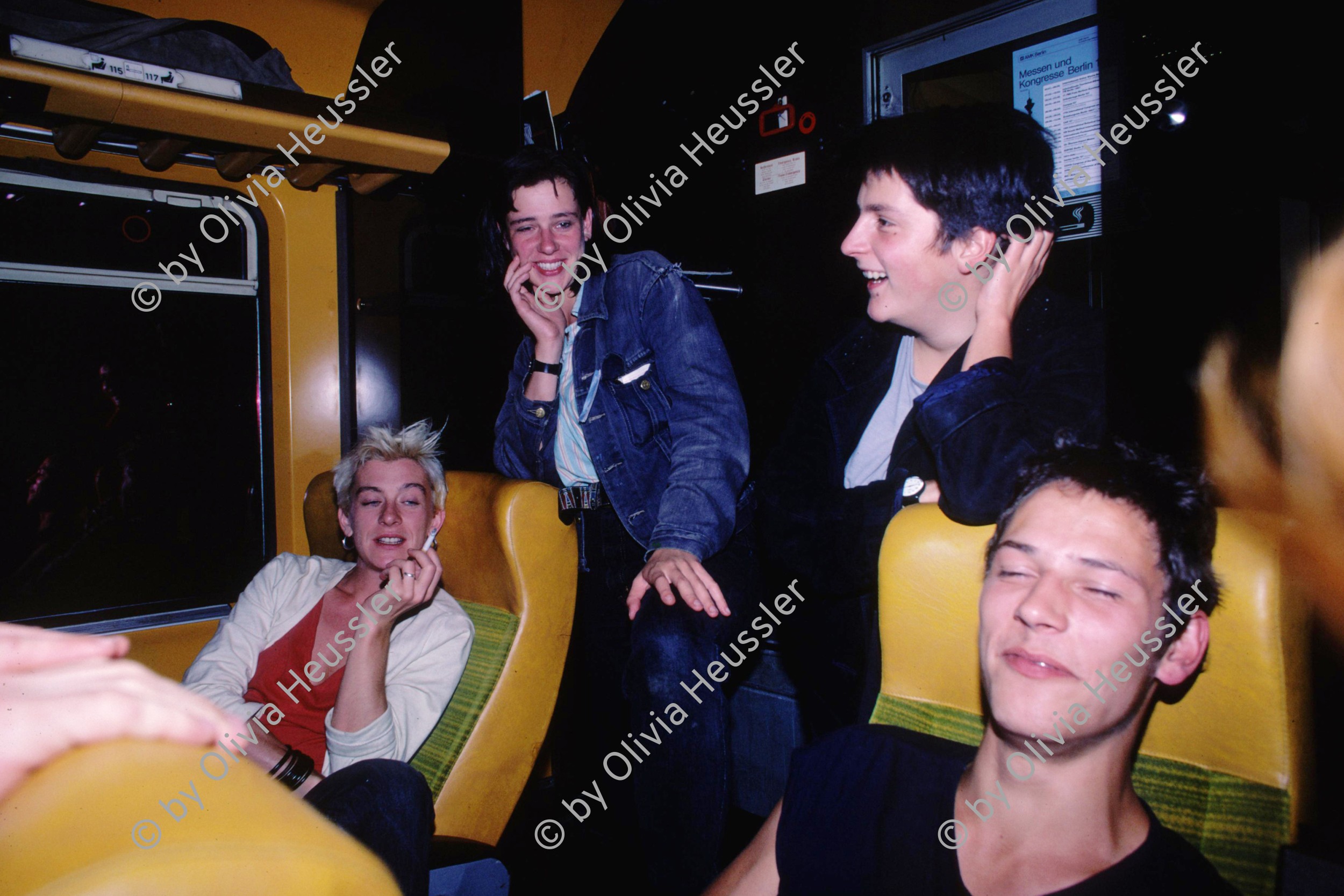 Image of sheet 19870280 photo 556: Besuch mit Grafikklasse ZHDK an der Documenta in Kassel. √
mit (v.l.n.r.) Daniela Venegoni, Ilia Vasella, Iren Vögeli Schweiz Deutschland Germany 1987
© 1987, OLIVIA HEUSSLER / www.clic.li
