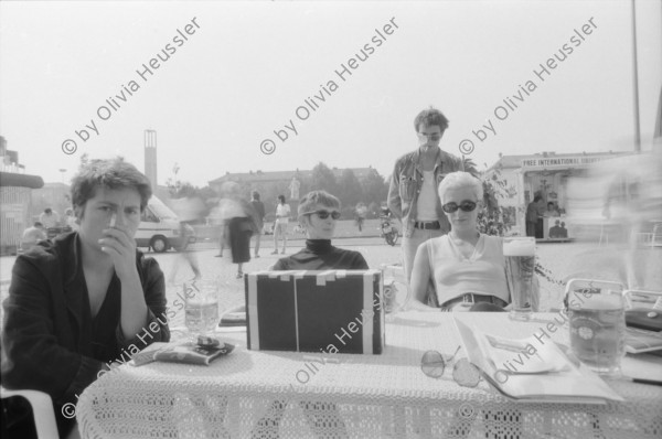 Image of sheet 19870280 photo 8: Besuch mit Grafikklasse ZHDK an der Documenta in Kassel. mit Ilia Vasella,  Gabi, Iren Vögeli, Laurent Goei, Tobias Eugster, Daniela Venegoni. Thomas. Lehrer Ossi ( Video Skulptur von Fabrizio Plossis Materia Prima. in Farbe.) Motorräder verschwinden in Erde. Gemalte Pissoir in Unterführung. Plakate an Hausmauern. Schweiz Deutschland Germany 1987