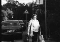 Image of sheet 19870290 photo 0: Frauenportrait für Margrit Bührers Film 'Noch führen die Wege an der Angst vorbei'. Beim Lochergut. Musliminnen Muslim Moslem Turkey  Türkinnen, Aeltere mit Kind. Kreis vier 4 Aussersihl Zürich Schweiz Portrait women woman child kids mother 1987