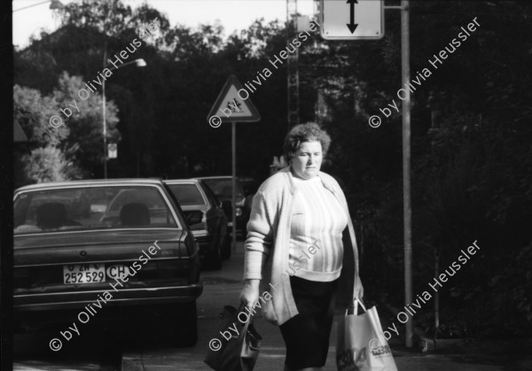 Image of sheet 19870290 photo 0: Frauenportrait für Margrit Bührers Film 'Noch führen die Wege an der Angst vorbei'. Beim Lochergut. Musliminnen Muslim Moslem Turkey  Türkinnen, Aeltere mit Kind. Kreis vier 4 Aussersihl Zürich Schweiz Portrait women woman child kids mother 1987