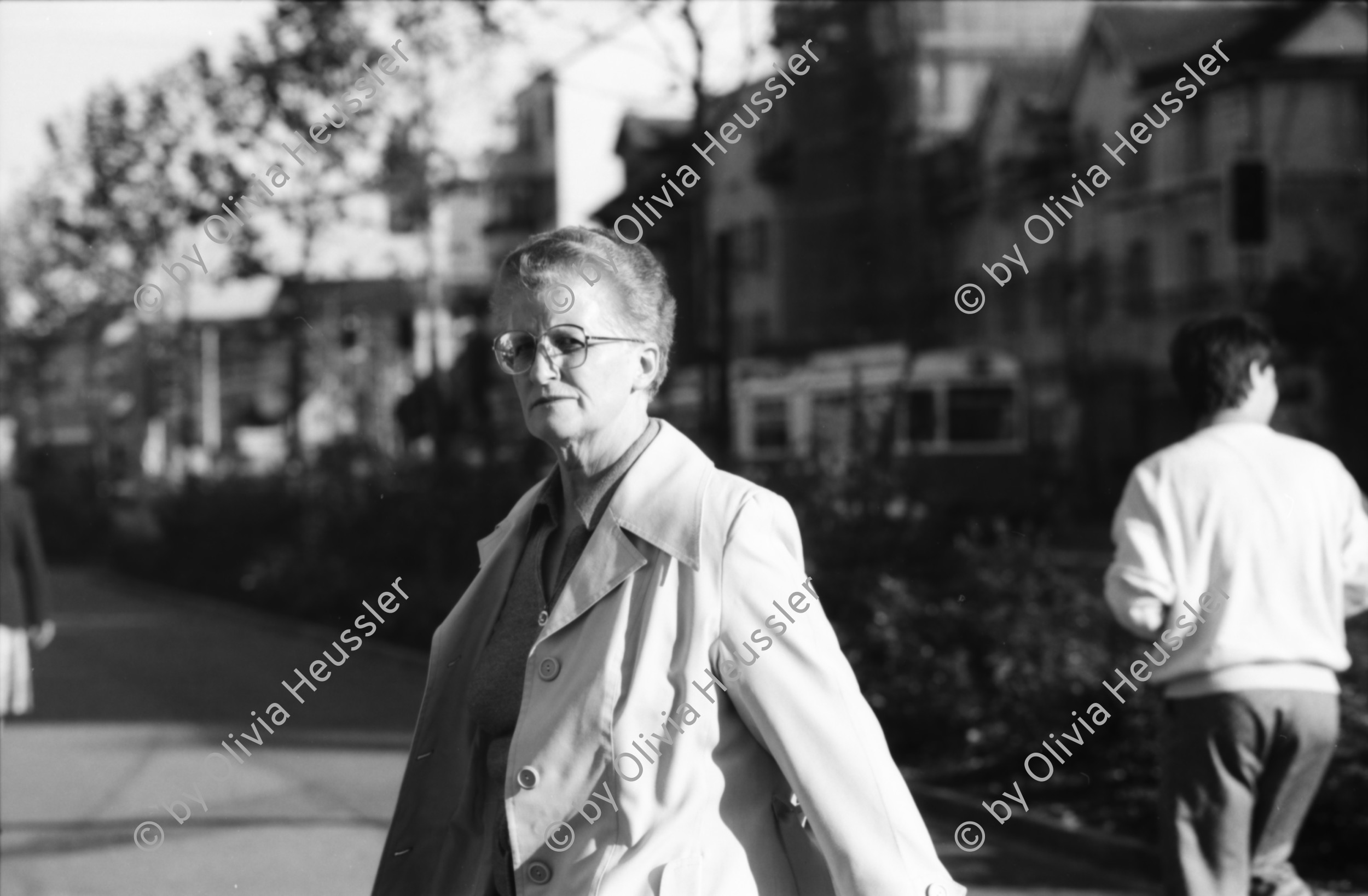 Image of sheet 19870290 photo 13: Frauenportrait für Margrit Bührers Film 'Noch führen die Wege an der Angst vorbei'. Beim Lochergut. Musliminnen Muslim Moslem Turkey  Türkinnen, Aeltere mit Kind. Kreis vier 4 Aussersihl Zürich Schweiz Portrait women woman child kids mother 1987
