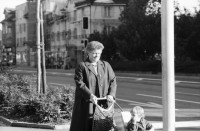Image of sheet 19870290 photo 15: Frauenportrait für Margrit Bührers Film 'Noch führen die Wege an der Angst vorbei'. Beim Lochergut. Musliminnen Muslim Moslem Turkey  Türkinnen, Aeltere mit Kind. Kreis vier 4 Aussersihl Zürich Schweiz Portrait women woman child kids mother 1987