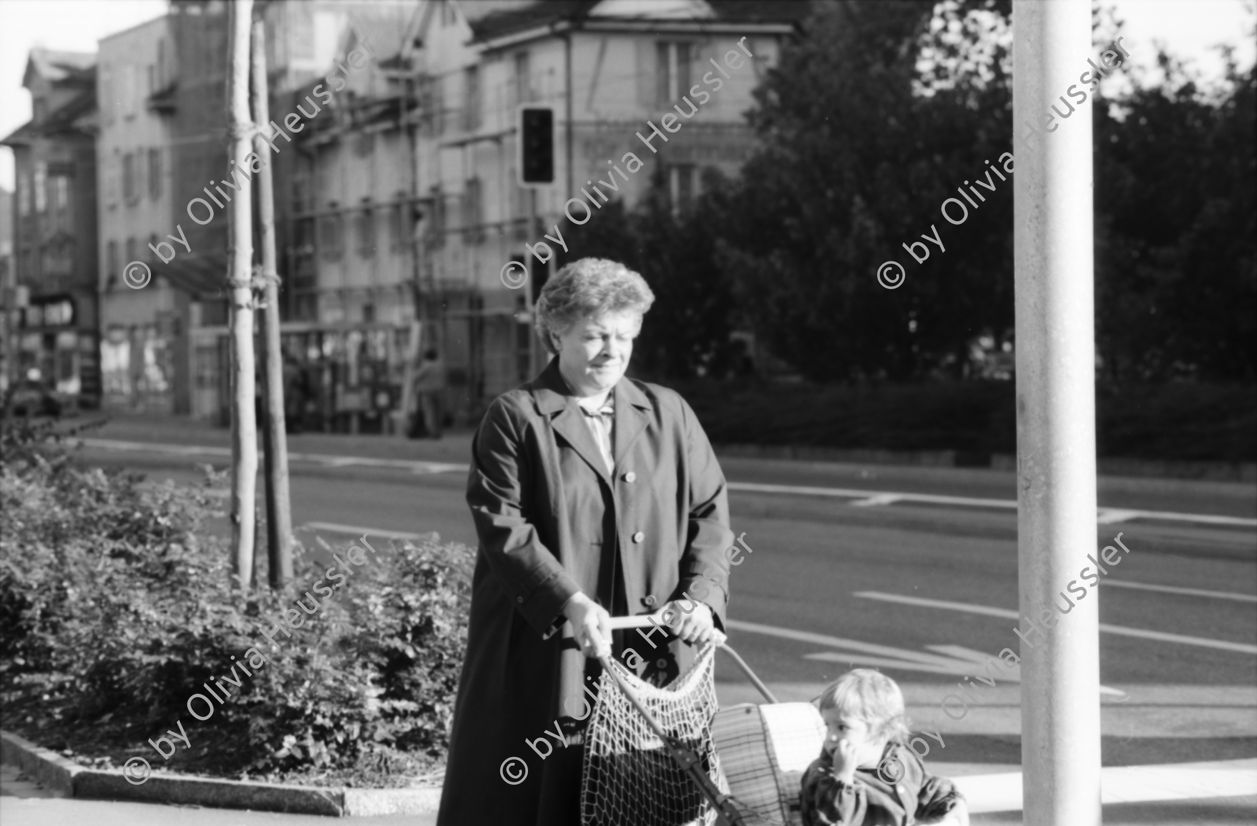 Image of sheet 19870290 photo 15: Frauenportrait für Margrit Bührers Film 'Noch führen die Wege an der Angst vorbei'. Beim Lochergut. Musliminnen Muslim Moslem Turkey  Türkinnen, Aeltere mit Kind. Kreis vier 4 Aussersihl Zürich Schweiz Portrait women woman child kids mother 1987