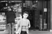 Image of sheet 19870290 photo 19: Frauenportrait für Margrit Bührers Film 'Noch führen die Wege an der Angst vorbei'. Beim Lochergut. Musliminnen Muslim Moslem Turkey  Türkinnen, Aeltere mit Kind. Kreis vier 4 Aussersihl Zürich Schweiz Portrait women woman child kids mother 1987