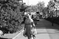 Image of sheet 19870290 photo 22: Frauenportrait für Margrit Bührers Film 'Noch führen die Wege an der Angst vorbei'. Beim Lochergut. Musliminnen Muslim Moslem Turkey  Türkinnen, Aeltere mit Kind. Kreis vier 4 Aussersihl Zürich Schweiz Portrait women woman child kids mother 1987