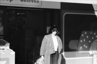 Image of sheet 19870290 photo 8: Frauenportrait für Margrit Bührers Film 'Noch führen die Wege an der Angst vorbei'. Beim Lochergut. Musliminnen Muslim Moslem Turkey  Türkinnen, Aeltere mit Kind. Kreis vier 4 Aussersihl Zürich Schweiz Portrait women woman child kids mother 1987