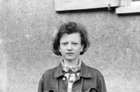 Image of sheet 19870291 photo 27: Portrait Frauen Brigitte Margrit Brunner, Angela König, Maria die Chilenin Chrigä und andere alle im Erismannhof. Margrit Bührer und Barbara Weber. Kinder spielen vor Hauseingang Zürich 1987 mit Regenschirm