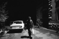 Image of sheet 19870300 photo 15: Standfotos für Filmset: Filou von Samir Aldin an der Neugasse in Z. 5. dann im Gaswerk Schlieren. Feuerwehrlokal. Polizeifahrzeug in Flammen.  Kameramann Lukas Strebel an der Kamera.  TRI-X 400 Zürich 1987