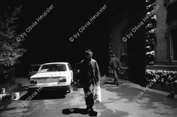 Image of sheet 19870300 photo 15: Standfotos für Filmset: Filou von Samir Aldin an der Neugasse in Z. 5. dann im Gaswerk Schlieren. Feuerwehrlokal. Polizeifahrzeug in Flammen.  Kameramann Lukas Strebel an der Kamera.  TRI-X 400 Zürich 1987