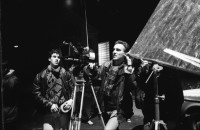 Image of sheet 19870300 photo 27: Standfotos für Filmset: Filou von Samir Aldin an der Neugasse in Z. 5. dann im Gaswerk Schlieren. Feuerwehrlokal. Polizeifahrzeug in Flammen.  Kameramann Lukas Strebel an der Kamera.  TRI-X 400 Zürich 1987