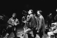 Image of sheet 19870300 photo 35: Der Schweizer Filmemacher Samir (re) mit Kameramann Lukas Strebel während  den Dreharbeiten für Filou, Schlieren, Zürich, 1987.
