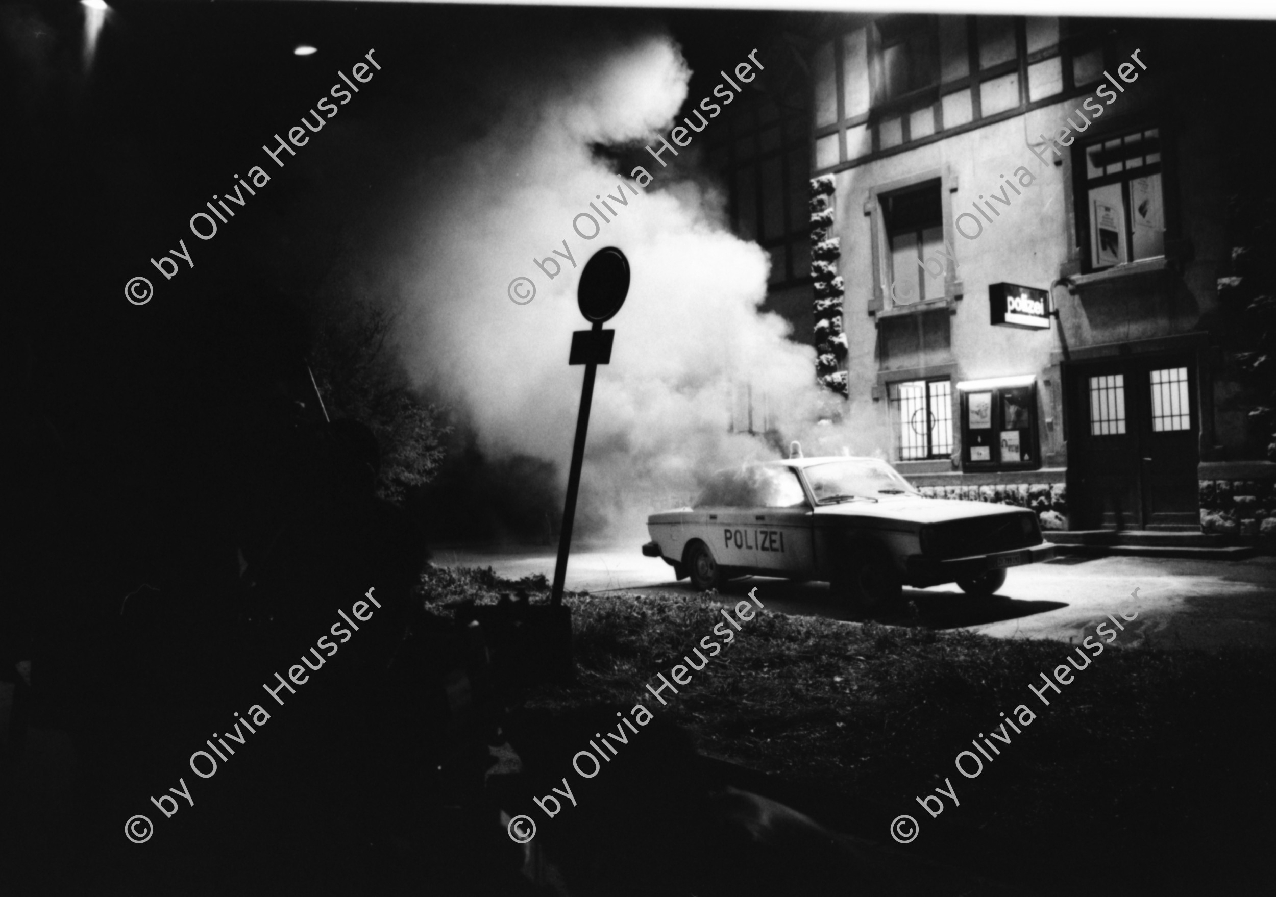 Image of sheet 19870310 photo 19: frtsg. 870300 Dreharbeiten Filou von Samir Aldin Polizei Fahrzeug in Flammen. T-MAX 1600 Zürich Kreis 5 1987 √