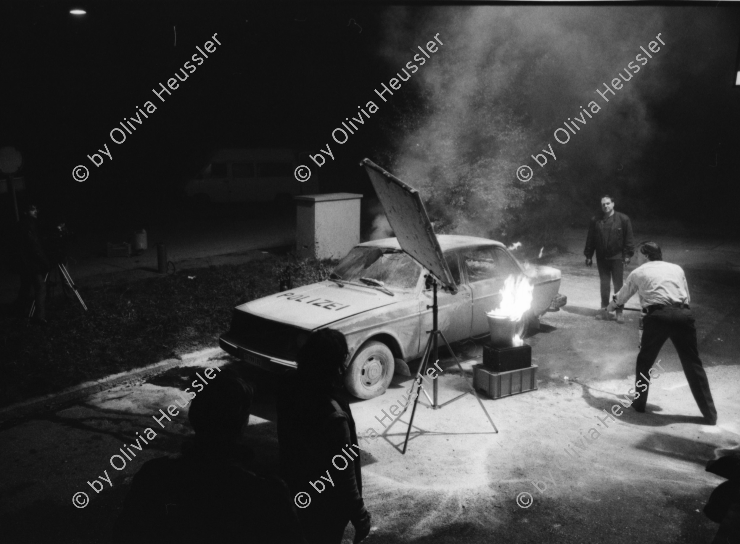 Image of sheet 19870310 photo 32: frtsg. 870300 Dreharbeiten Filou von Samir Aldin Polizei Fahrzeug in Flammen. T-MAX 1600 Zürich Kreis 5 1987 √