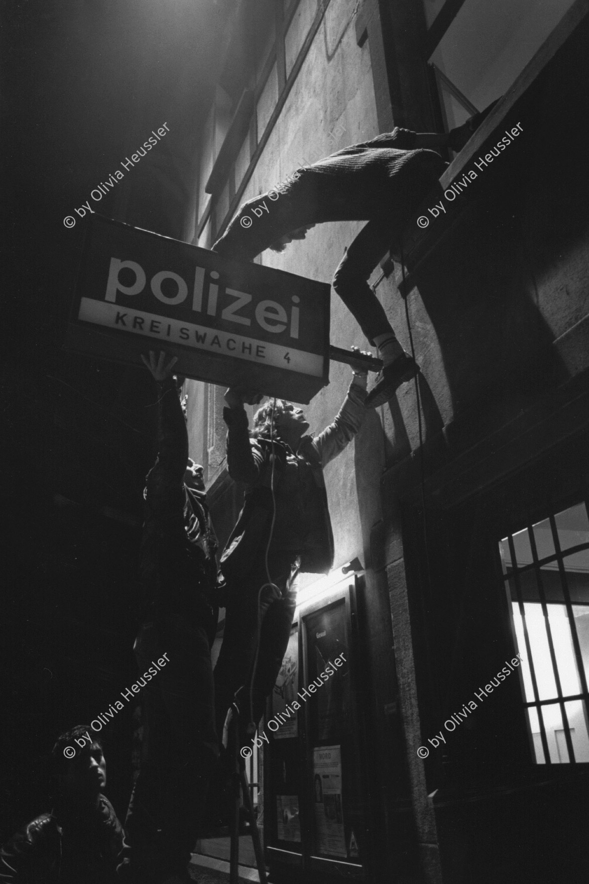 Image of sheet 19870320 photo 5: frtsg. 870310 Während den Dreharbeiten für den Film Filou des Schweizer Filmemachers Samir Aldin. im Gaswerk Schlieren. Feuerwehr Puppen. Polizei Fahrzeug in Flammen.TRI-X 400 Zürich Kreis 5 fünf Switzerland Schweiz Europe  cinema √