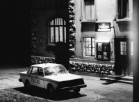 Image of sheet 19870330 photo 1: frtsg. 870320 Dreharbeiten 'Filou' von Samir Aldin. Polizeiauto in Flammen im Gaswerk Schlieren.