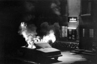 Image of sheet 19870330 photo 8: Während den Dreharbeiten zum Spielfilm 'Filou' von Samir Aldin. Zürich 1987
Kreis 5 fünf Switzerland Schweiz Europe swiss cinema production Film √ a police car burning burns during filming fyer