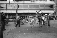 Image of sheet 19870340 photo 0: Örlikon Oerlikon Zentrum Demonstration Protest nach Kloten Flughafen. an Contraves vorbei. Kleinbürger Wohnungen. Erismannhof Kinder Fatima Heussler und Marek Barcikowski und Arina und Moana und Milena 1.11.87 Familie Zürich 1987