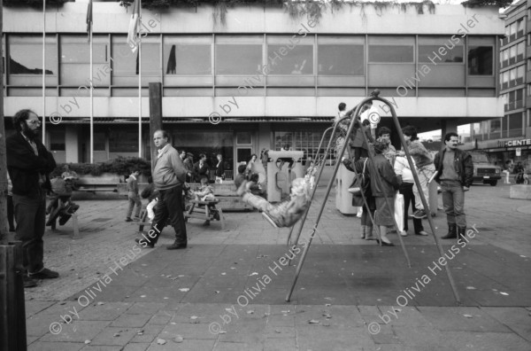 Image of sheet 19870340 photo 0: Örlikon Oerlikon Zentrum Demonstration Protest nach Kloten Flughafen. an Contraves vorbei. Kleinbürger Wohnungen. Erismannhof Kinder Fatima Heussler und Marek Barcikowski und Arina und Moana und Milena 1.11.87 Familie Zürich 1987