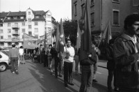 Image of sheet 19870340 photo 2: Örlikon Oerlikon Zentrum Demonstration Protest nach Kloten Flughafen. an Contraves vorbei. Kleinbürger Wohnungen. Erismannhof Kinder Fatima Heussler und Marek Barcikowski und Arina und Moana und Milena 1.11.87 Familie Zürich 1987
