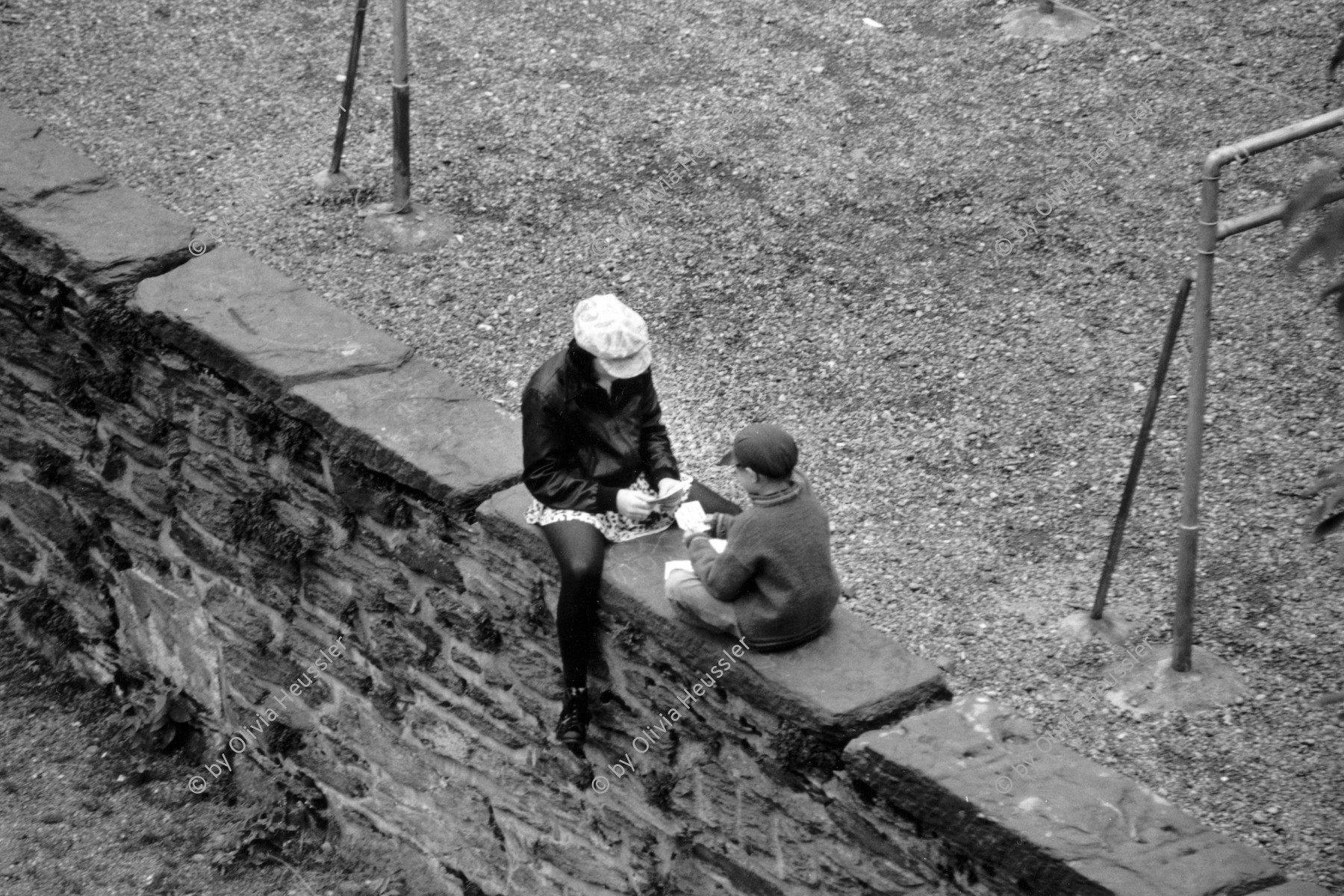 Image of sheet 19870340 photo 20: Kinder spielen auf einer Mauer ein Kartenspiel. Städtische Wohnsiedlung Erismannhof Kids. √
Zürich Aussersihl Kreis vier 4 Switzerland Schweiz housing kinder kids playing cards