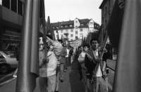 Image of sheet 19870340 photo 3: Örlikon Oerlikon Zentrum Demonstration Protest nach Kloten Flughafen. an Contraves vorbei. Kleinbürger Wohnungen. Erismannhof Kinder Fatima Heussler und Marek Barcikowski und Arina und Moana und Milena 1.11.87 Familie Zürich 1987