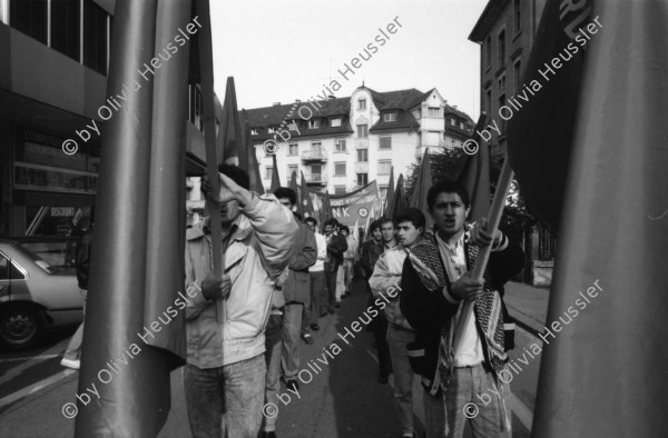 Image of sheet 19870340 photo 3: Örlikon Oerlikon Zentrum Demonstration Protest nach Kloten Flughafen. an Contraves vorbei. Kleinbürger Wohnungen. Erismannhof Kinder Fatima Heussler und Marek Barcikowski und Arina und Moana und Milena 1.11.87 Familie Zürich 1987