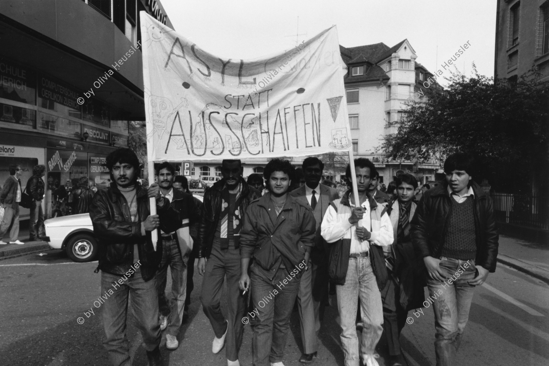 Image of sheet 19870340 photo 4: Junge Asylanten Asylantinnen demonstrieren manifestieren für eine bessere Behandlung in der Schweiz und durch die Schweizer Zürich 1987 √