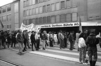Image of sheet 19870340 photo 5: Örlikon Oerlikon Zentrum Demonstration Protest nach Kloten Flughafen. an Contraves vorbei. Kleinbürger Wohnungen. Erismannhof Kinder Fatima Heussler und Marek Barcikowski und Arina und Moana und Milena 1.11.87 Familie Zürich 1987