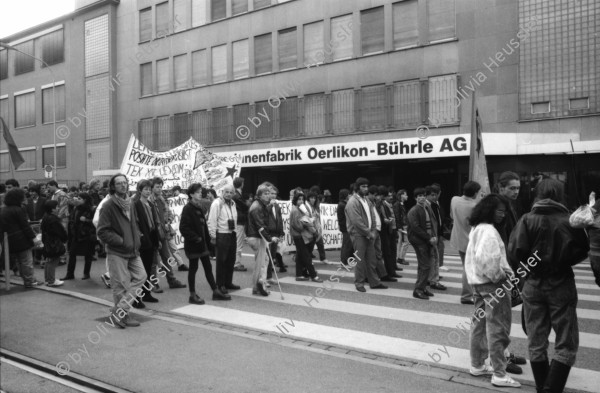 Image of sheet 19870340 photo 5: Örlikon Oerlikon Zentrum Demonstration Protest nach Kloten Flughafen. an Contraves vorbei. Kleinbürger Wohnungen. Erismannhof Kinder Fatima Heussler und Marek Barcikowski und Arina und Moana und Milena 1.11.87 Familie Zürich 1987