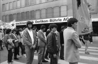 Image of sheet 19870340 photo 7: Örlikon Oerlikon Zentrum Demonstration Protest nach Kloten Flughafen. an Contraves vorbei. Kleinbürger Wohnungen. Erismannhof Kinder Fatima Heussler und Marek Barcikowski und Arina und Moana und Milena 1.11.87 Familie Zürich 1987