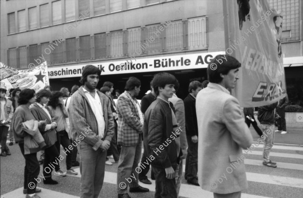 Image of sheet 19870340 photo 7: Örlikon Oerlikon Zentrum Demonstration Protest nach Kloten Flughafen. an Contraves vorbei. Kleinbürger Wohnungen. Erismannhof Kinder Fatima Heussler und Marek Barcikowski und Arina und Moana und Milena 1.11.87 Familie Zürich 1987